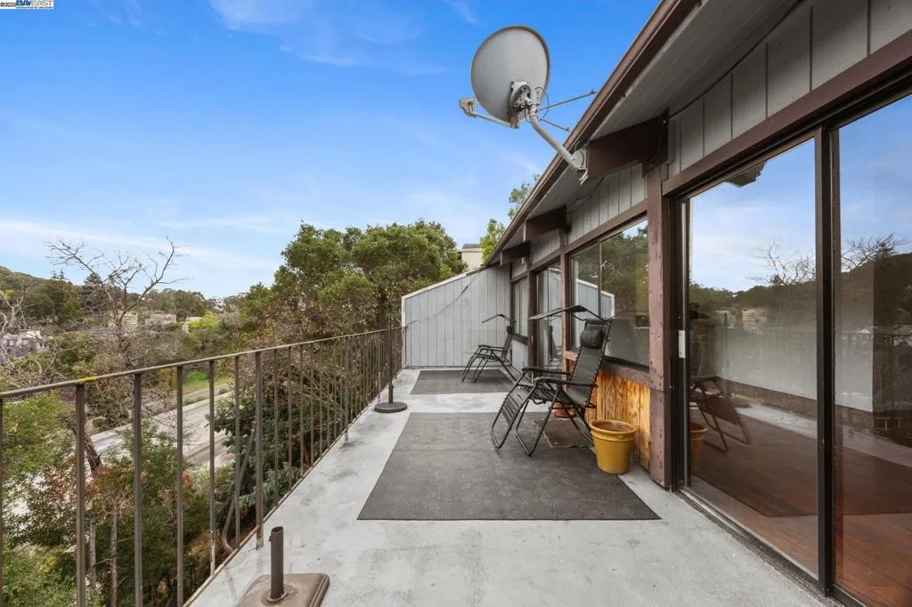 3660 Oak Knoll Blvd, Oakland, California 94605 home-pic-8