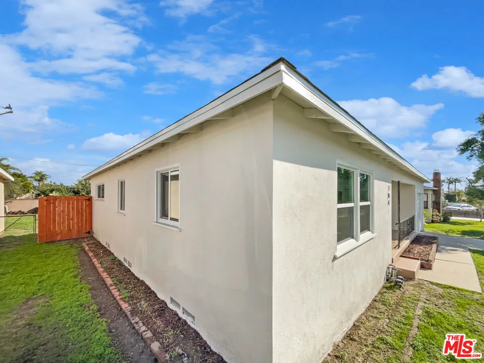 704 Mountain Avenue, Pomona, California 91767 home-pic-16