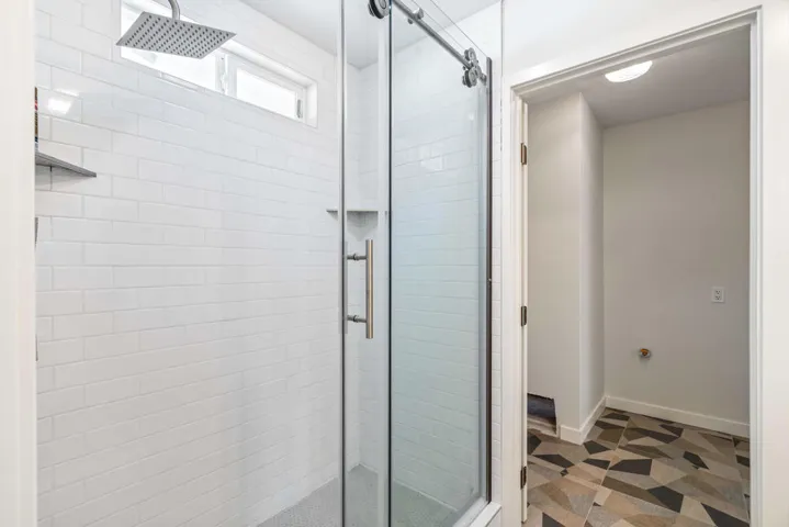 Walk-in shower (guest)