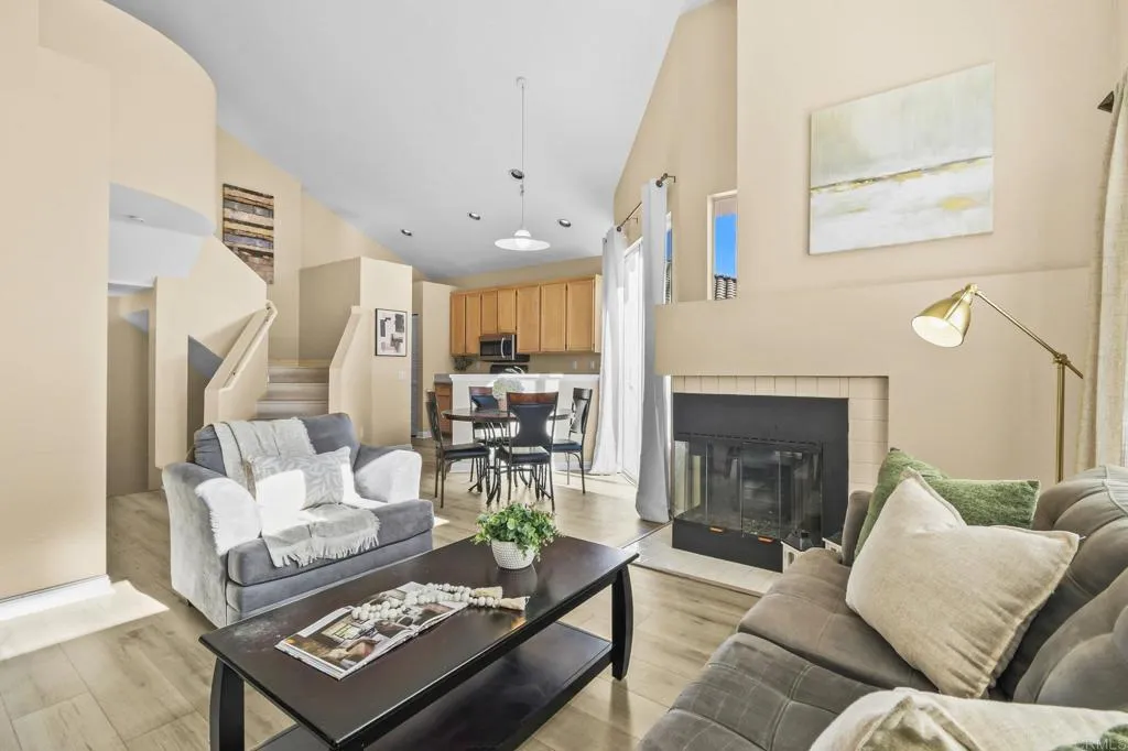 1386 Serena Circle  home-pic-6