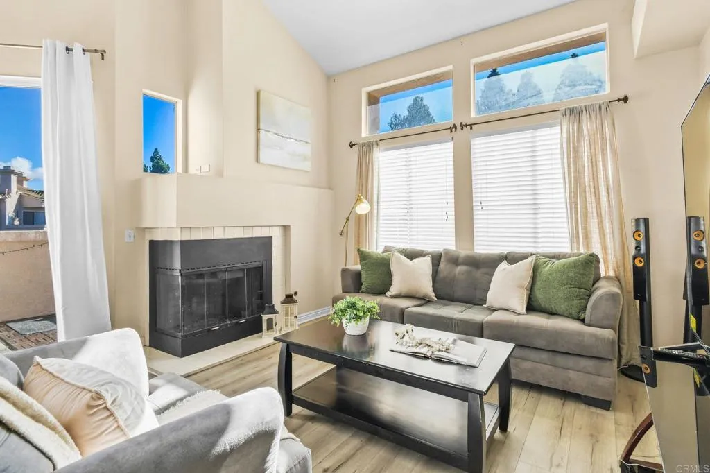 1386 Serena Circle  home-pic-3