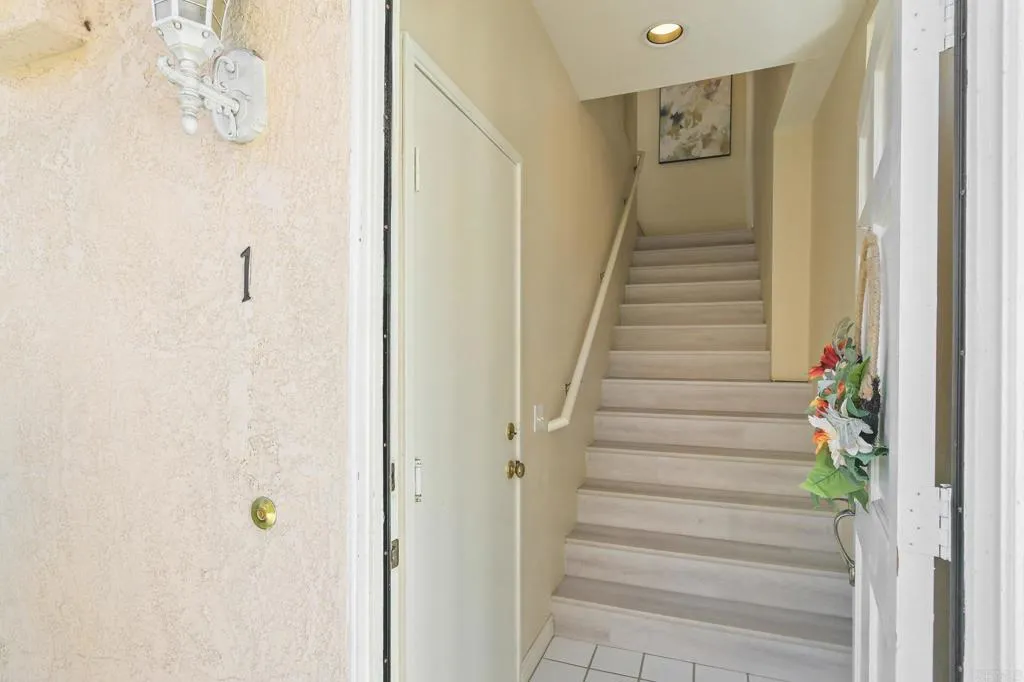 1386 Serena Circle  home-pic-28