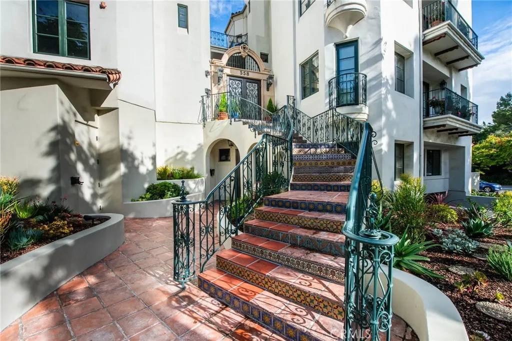 558 Hillgreen Drive 207, Beverly Hills, California 90212 home-pic-1