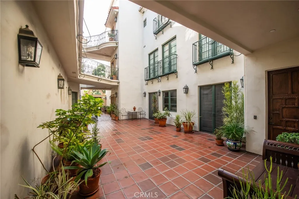558 Hillgreen Drive 207, Beverly Hills, California 90212 home-pic-6
