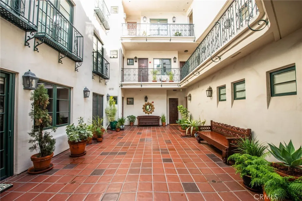 558 Hillgreen Drive 207, Beverly Hills, California 90212 home-pic-4