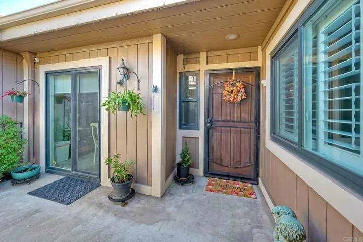 8539 Circle R Valley Lane, Escondido, California 92026