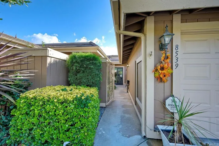 8539 Circle R Valley Lane, Escondido, California 92026