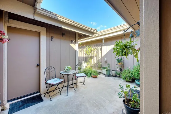 8539 Circle R Valley Lane, Escondido, California 92026