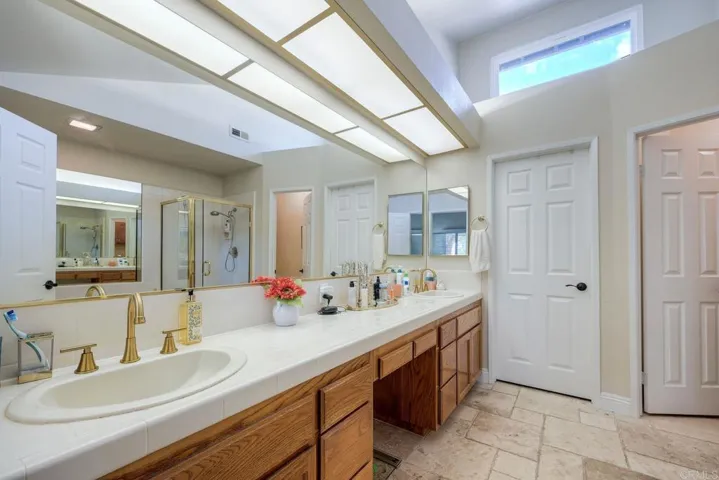 8539 Circle R Valley Lane, Escondido, California 92026