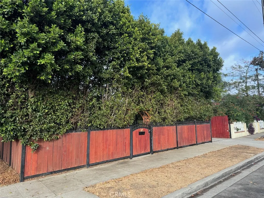 1355 N Gordon Street, Pomona, California 91768 home-pic-4