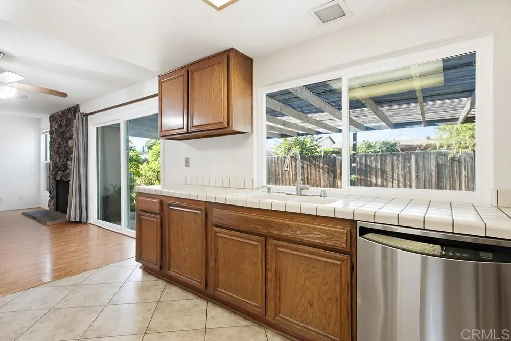 1237 Armstrong Circle, Escondido, California 92027 home-pic-9