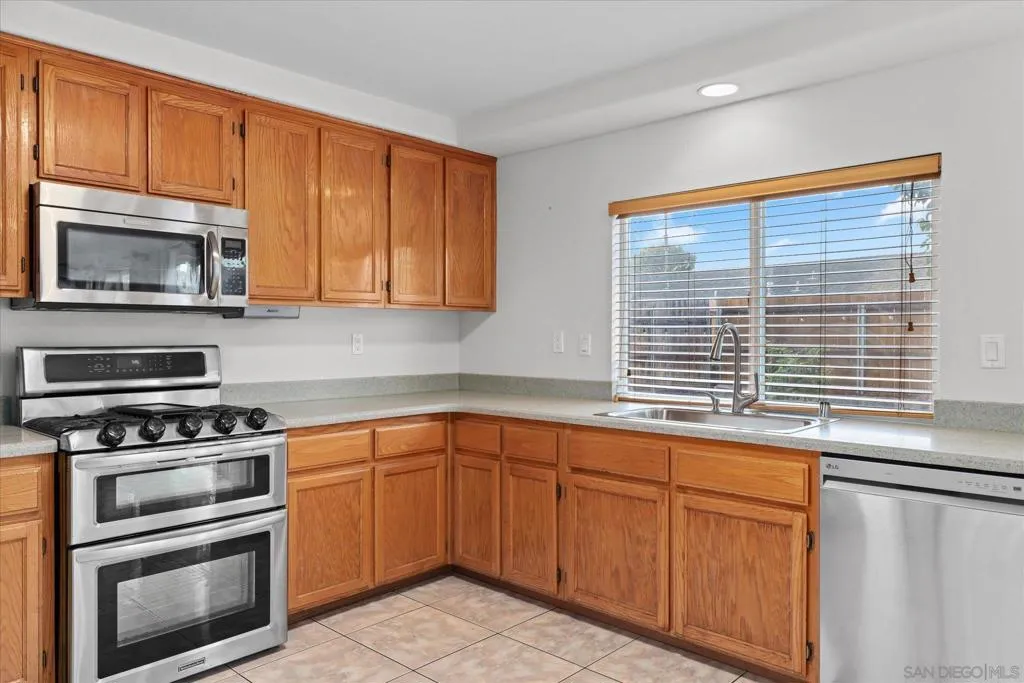 1341 Somerset Ct, Ramona, California 92065 home-pic-13