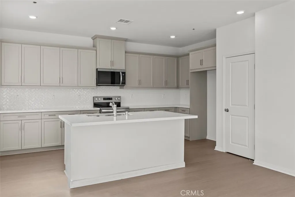 12793 Fuji Circle, Corona, California 92883 home-pic-3