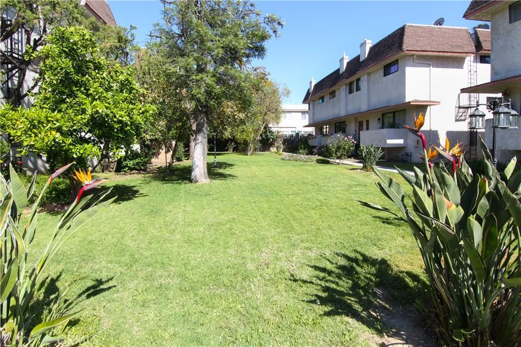 18425 Saticoy Street 4, Reseda, California 91335 home-pic-1