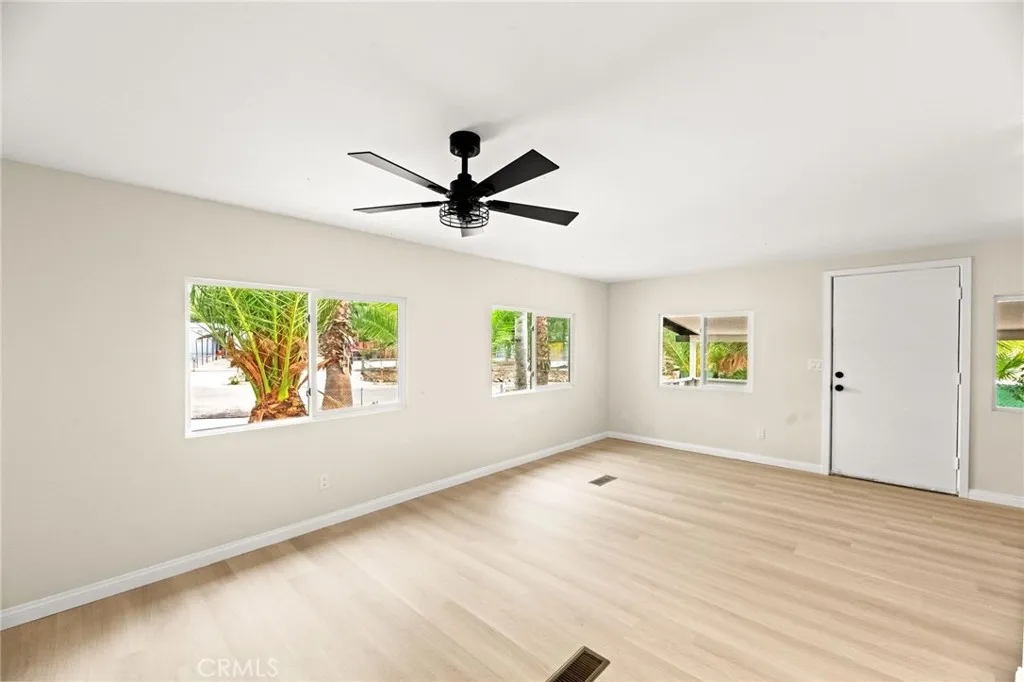 300 Diana, Perris, California 92570 home-pic-14
