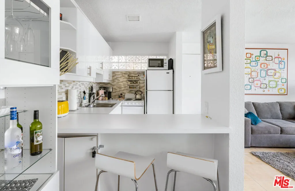 1111 E Palm Canyon Drive 107, Palm Springs, California 92264 home-pic-9