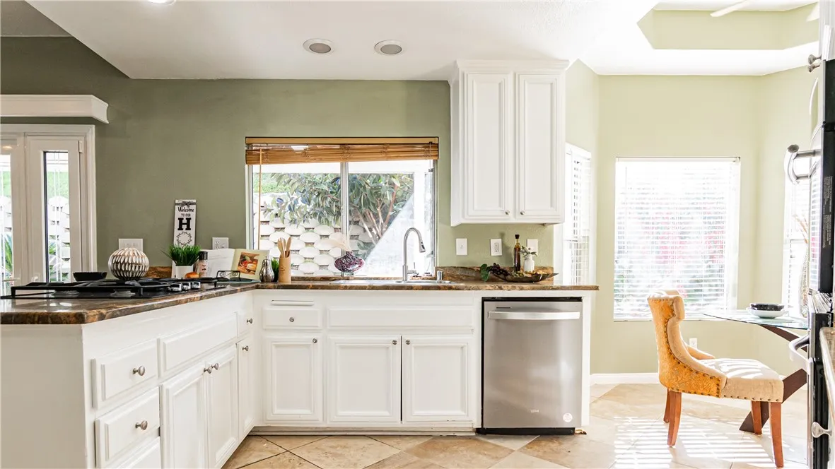 680 Avenida Terrazo, Corona, California 92882 home-pic-9