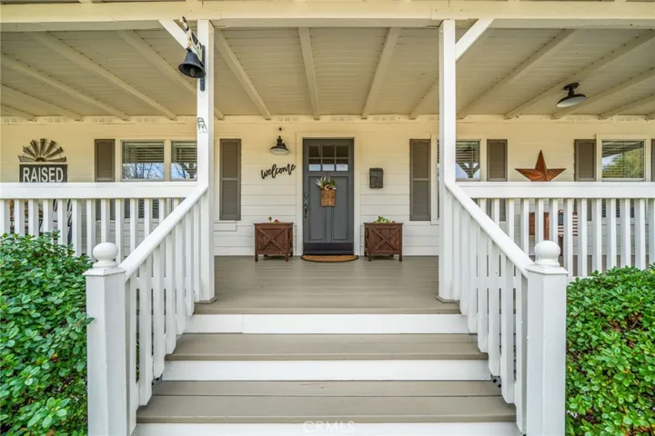 Magestic country living front porch!