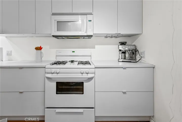 Open kitchen, lots of counter space