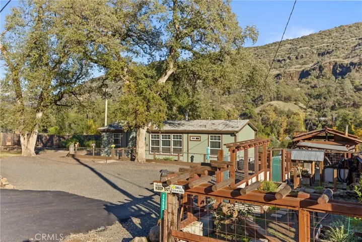 Home, Cabin, Shop and Fenced Garden with Front & Rear Bluff Views