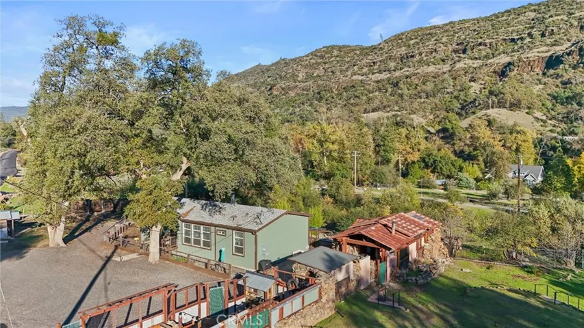 Beautiful and Peaceful Setting with Creek Sounds