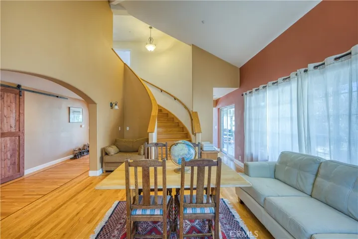 Sweeping staircase