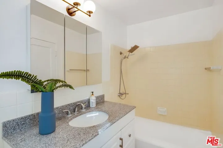 5172 1/2 Village, Los Angeles, California 90016