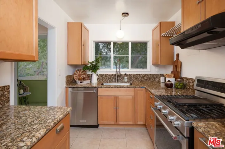 5172 1/2 Village, Los Angeles, California 90016
