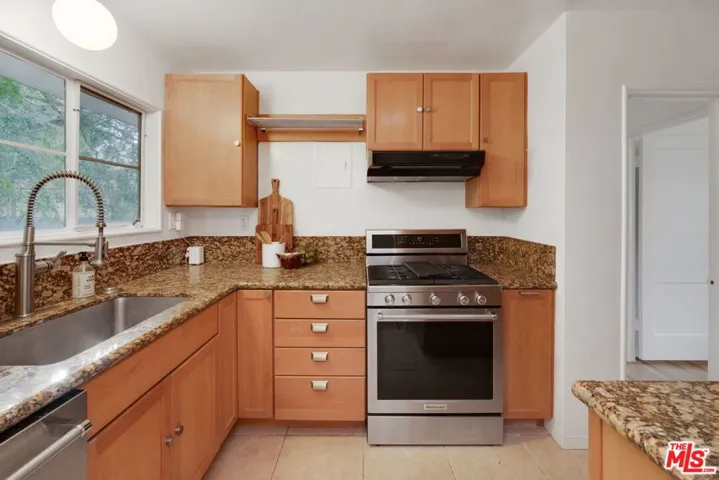 5172 1/2 Village, Los Angeles, California 90016