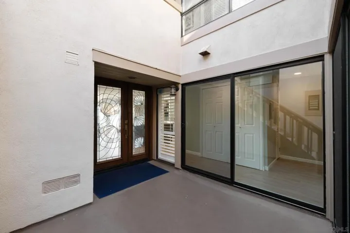 Front patio/Entry
