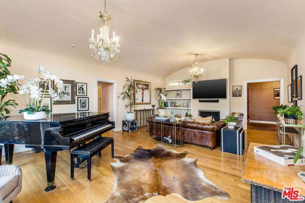 1641 N Crescent Heights Boulevard, Los Angeles, California 90069 home-pic-8