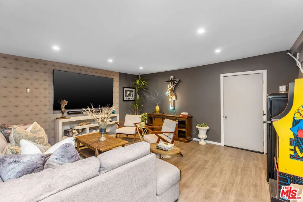 1641 N Crescent Heights Boulevard, Los Angeles, California 90069 home-pic-28