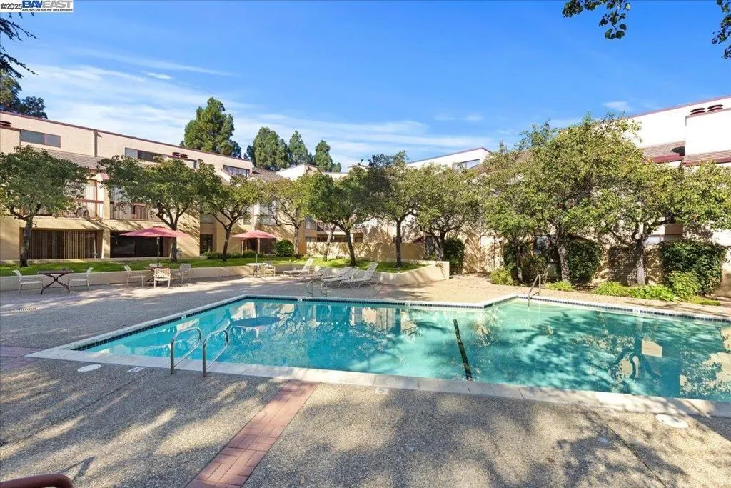 25912 Hayward Blvd Unit 204, Hayward, California 94542 home-pic-25