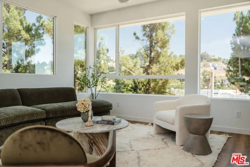 3860 N Riley Lane, Los Angeles, California 90065 home-pic-1