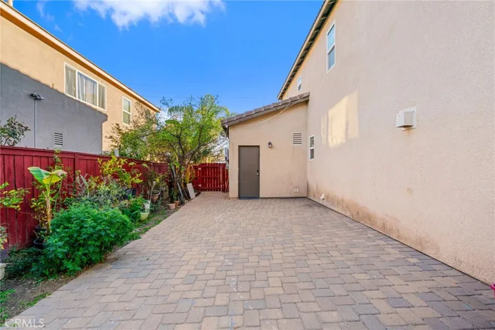 Side space in backyard