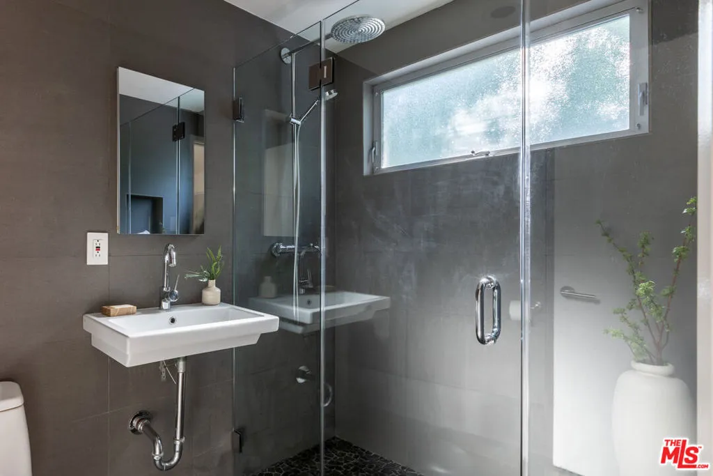 5661 Spreading Oak Drive, Los Angeles, California 90068 home-pic-19