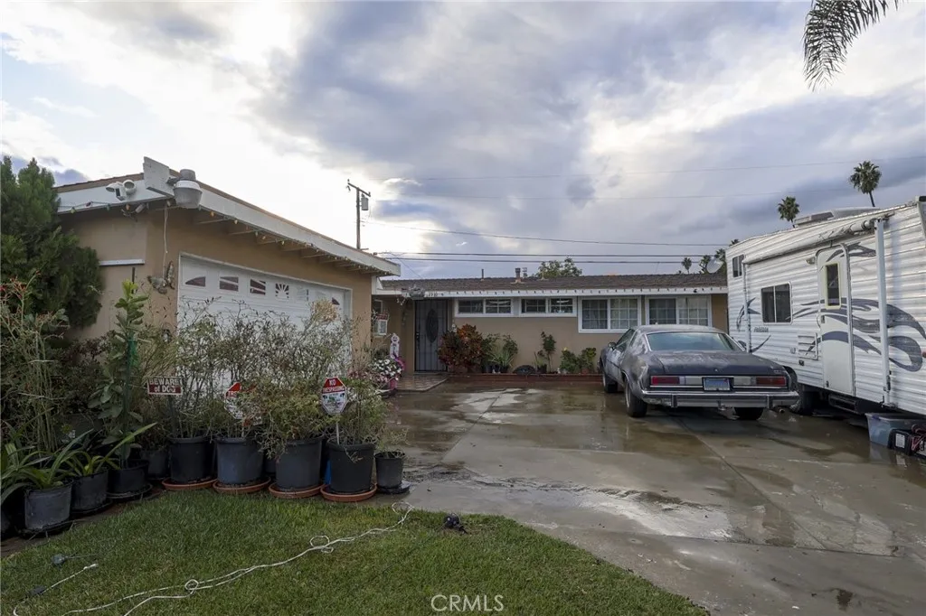 2310 S Olive, Santa Ana, California 92707 home-pic-0