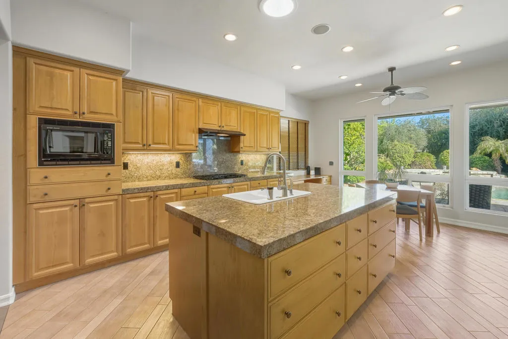 56 Oakmont Drive, Rancho Mirage, California 92270 home-pic-11