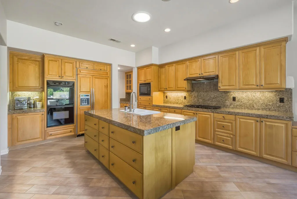 56 Oakmont Drive, Rancho Mirage, California 92270 home-pic-12