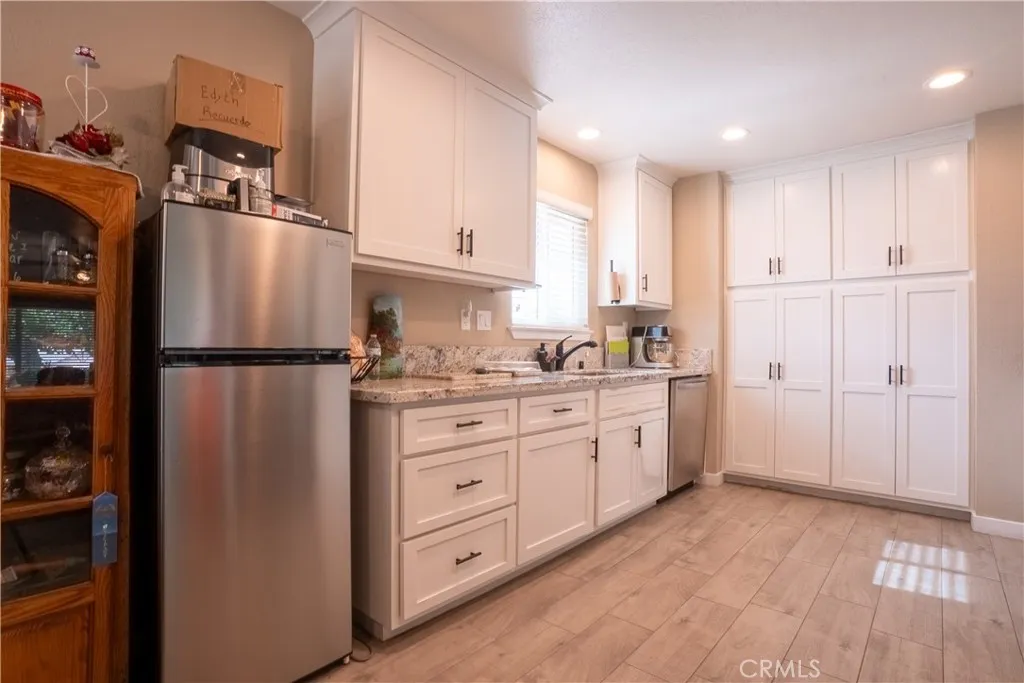 21101 Sitkan Rd, Apple Valley, California 92308 home-pic-1