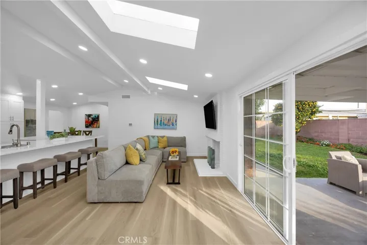 5884 Los Encinos, Buena Park, California 90620