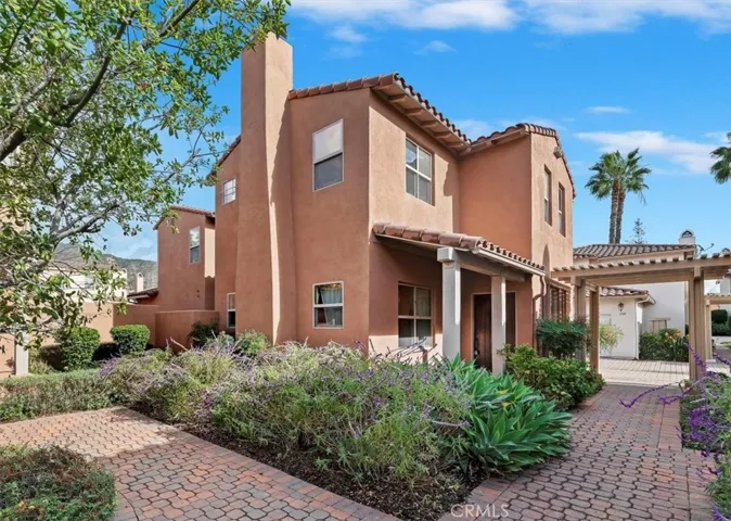 Move in Ready!!!!  Check out this attractive stand alone end unit town home in the beautiful city of Duarte.