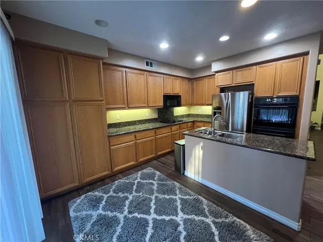 Spacious Kitchen with center island