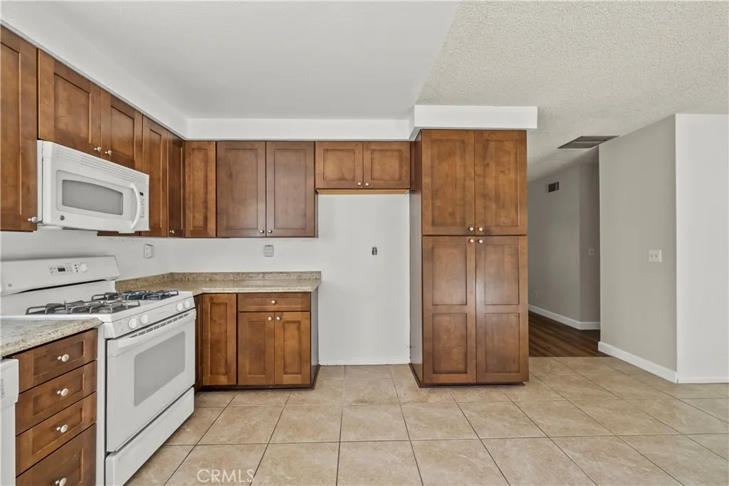 30008 Abelia, Canyon Country, California 91387 home-pic-10