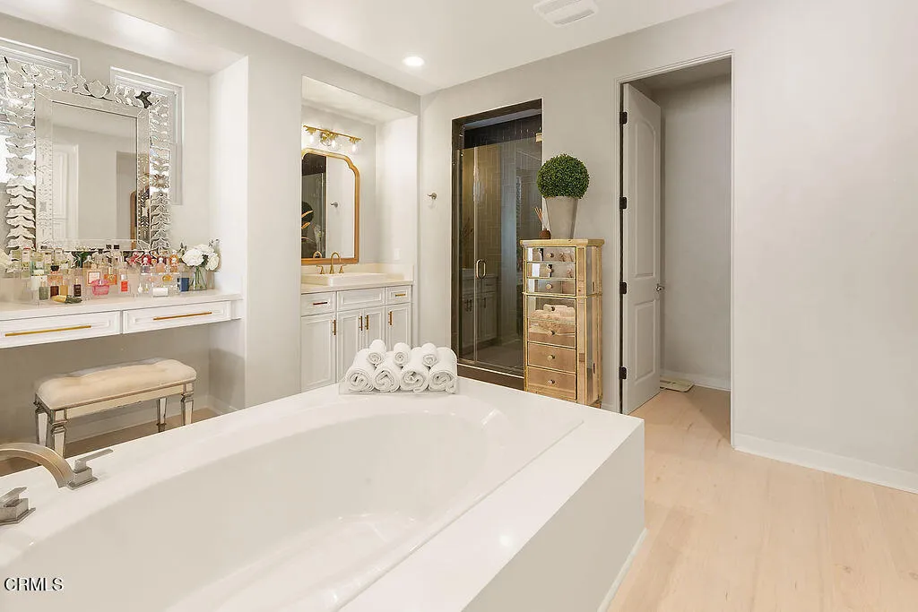 2417 E Hillcrest Drive, Thousand Oaks, California 91362 home-pic-44