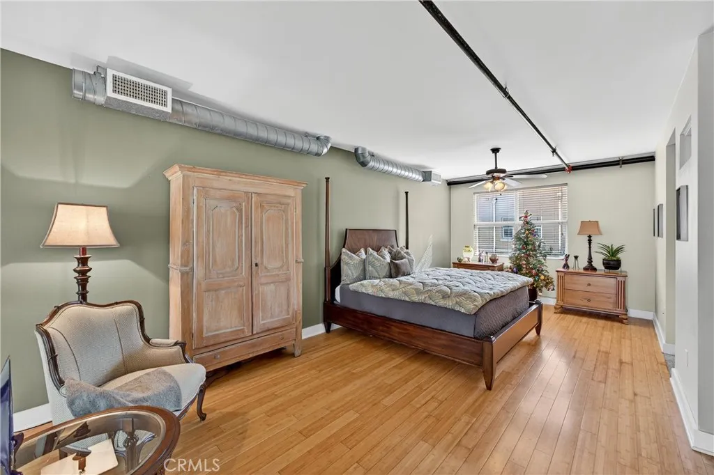 906 E Civic Center, Santa Ana, California 92701 home-pic-24