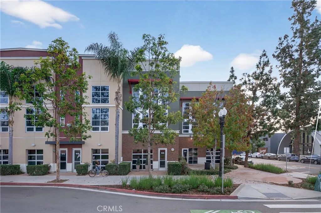 906 E Civic Center, Santa Ana, California 92701 home-pic-11