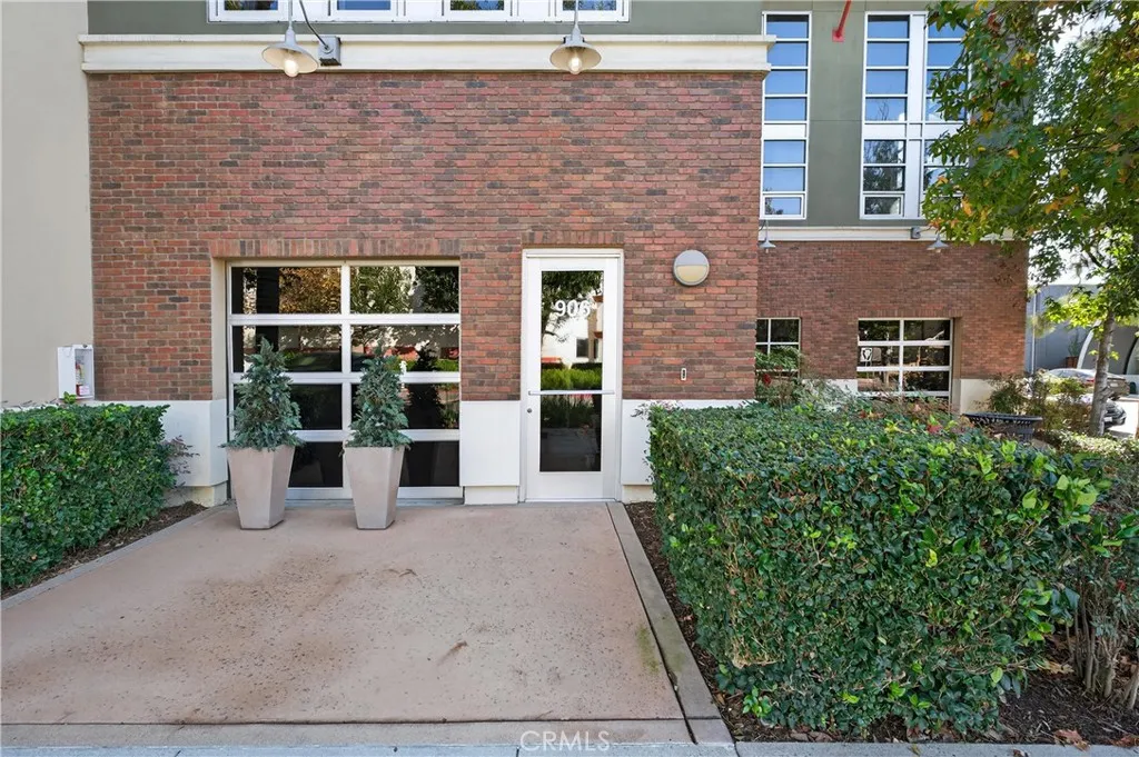 906 E Civic Center, Santa Ana, California 92701 home-pic-10