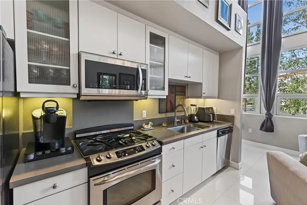 906 E Civic Center, Santa Ana, California 92701 home-pic-16