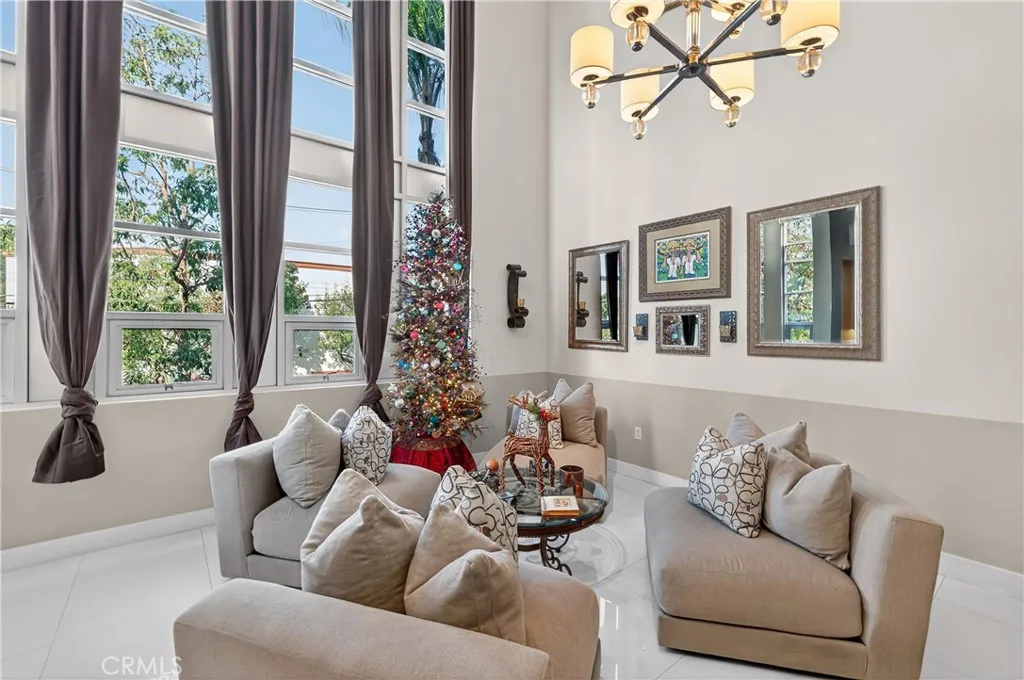 906 E Civic Center, Santa Ana, California 92701 home-pic-8